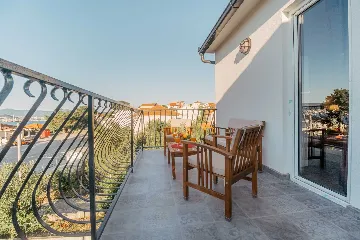 2-Bedroom Apartment in Okrug Donji for 6 Guests