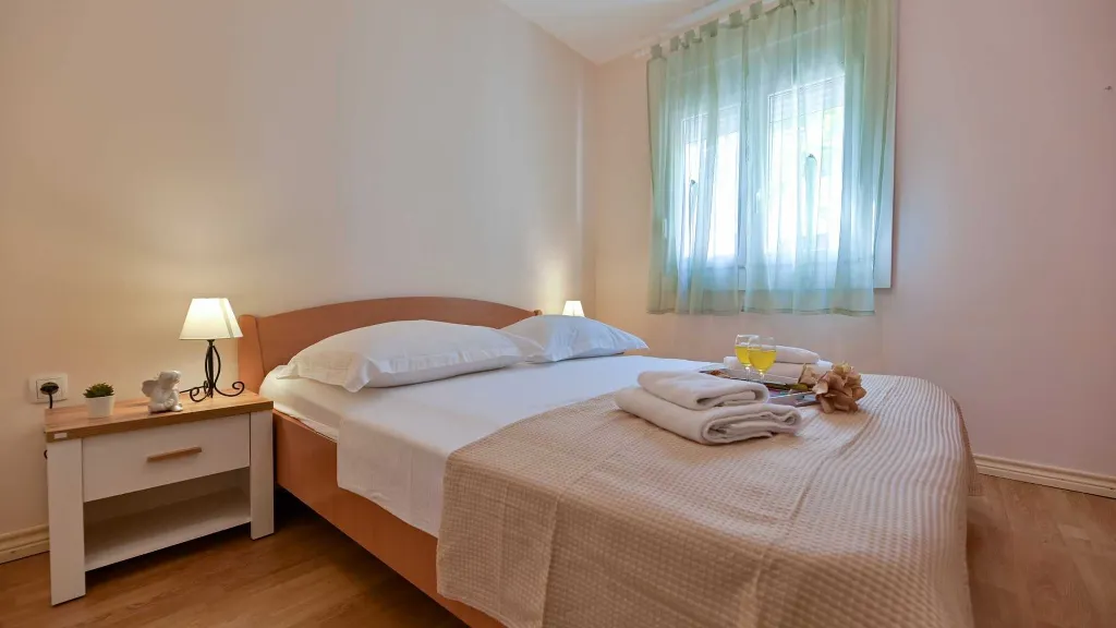 Sea-View 1-Bedroom Apartment in Trogir (Sleeps 3)