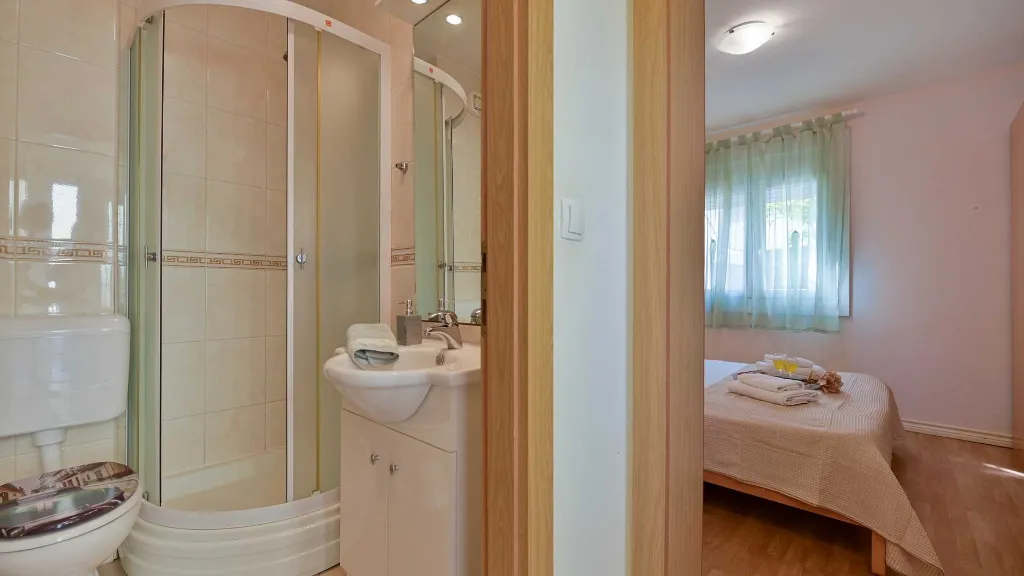 Sea-View 1-Bedroom Apartment in Trogir (Sleeps 3)