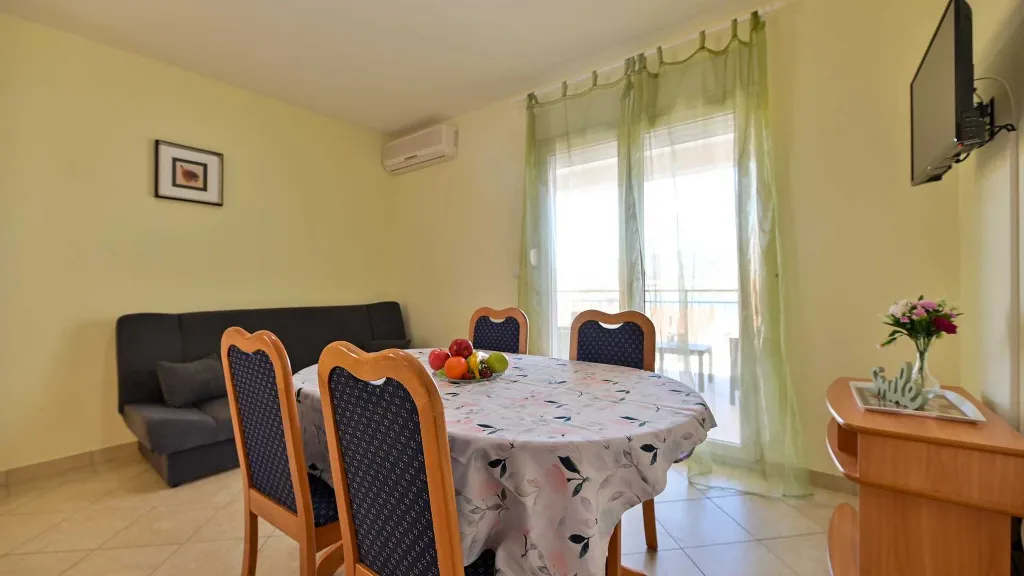 Sea-View 1-Bedroom Apartment in Trogir (Sleeps 3)