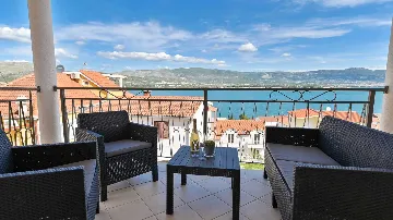 Sea-View 1-Bedroom Apartment in Trogir (Sleeps 3)