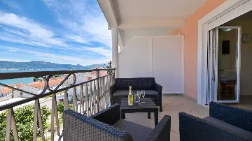 Sea-View 1-Bedroom Apartment in Trogir (Sleeps 3)