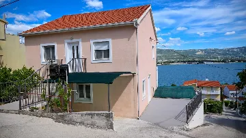Sea-View 1-Bedroom Apartment in Trogir (Sleeps 3)