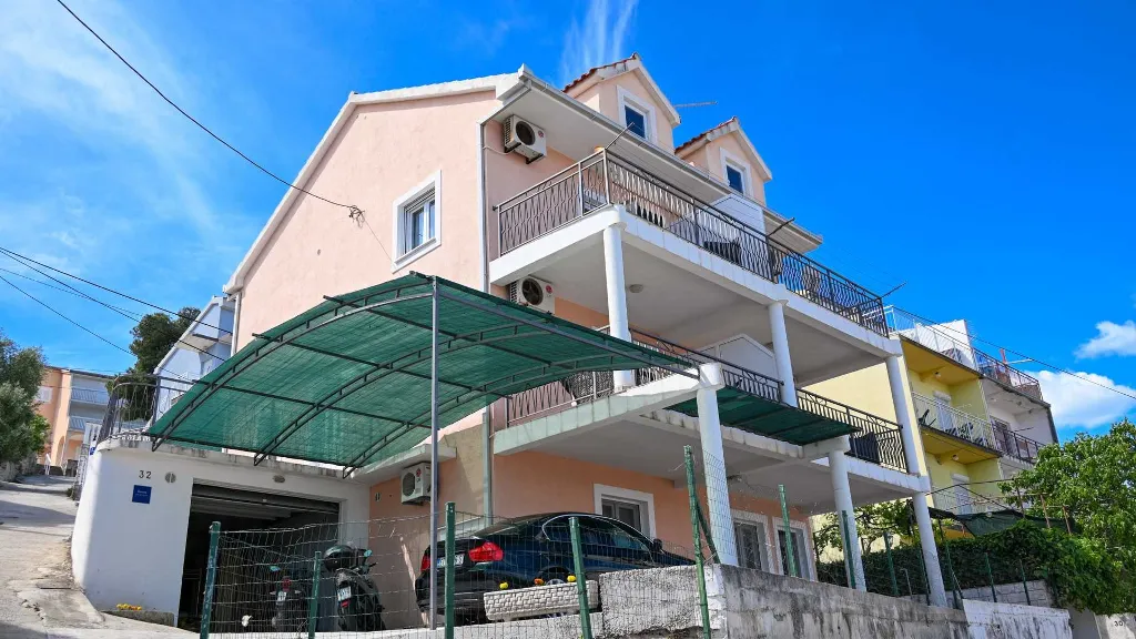 Sea-View 1-Bedroom Apartment in Trogir (Sleeps 3)