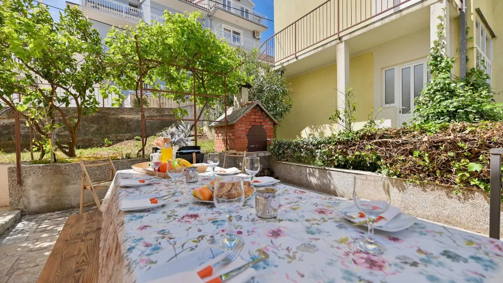 Sea-View 1-Bedroom Apartment in Trogir (Sleeps 3)