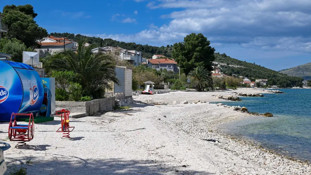 Sea-View 1-Bedroom Apartment in Trogir (Sleeps 3)