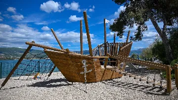 Sea-View 1-Bedroom Apartment in Trogir (Sleeps 3)