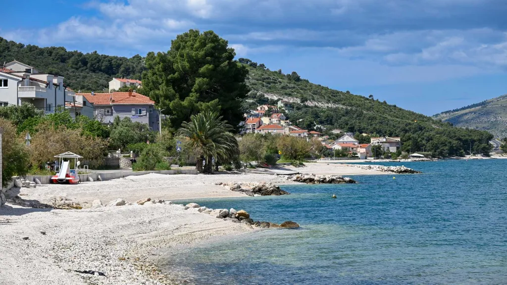 Sea-View 1-Bedroom Apartment in Trogir (Sleeps 3)