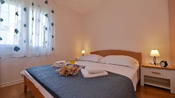 Trogir 1-Bedroom Apartment for 3 with Sea View