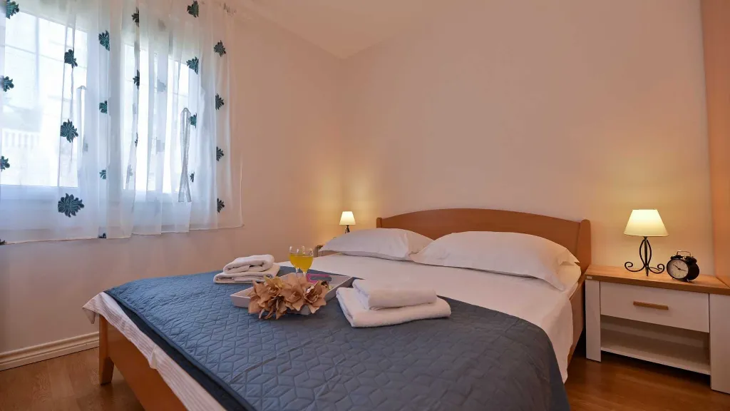 Trogir 1-Bedroom Apartment for 3 with Sea View