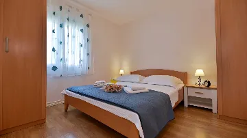 Trogir 1-Bedroom Apartment for 3 with Sea View
