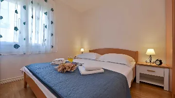 Trogir 1-Bedroom Apartment for 3 with Sea View