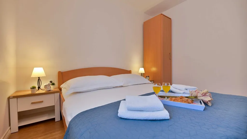 Trogir 1-Bedroom Apartment for 3 with Sea View