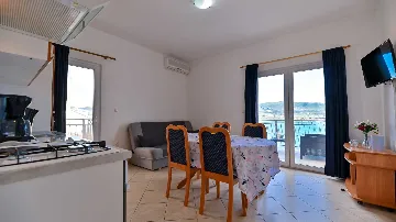Trogir 1-Bedroom Apartment for 3 with Sea View