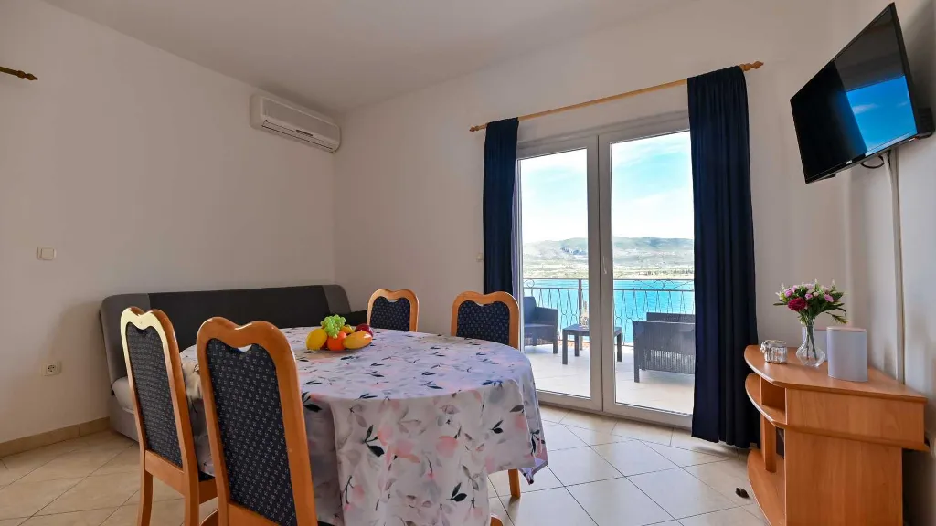 Trogir 1-Bedroom Apartment for 3 with Sea View