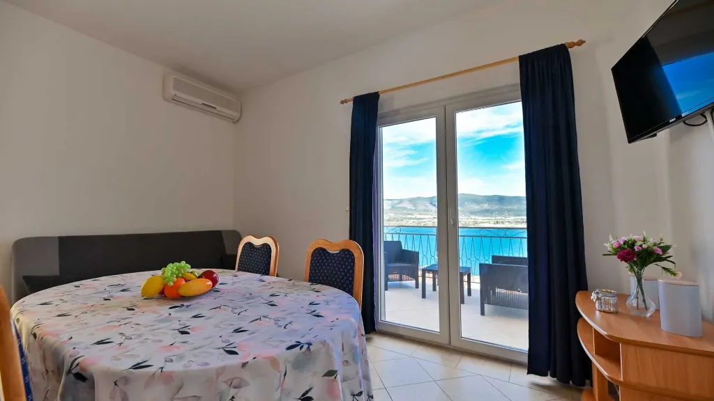 Trogir 1-Bedroom Apartment for 3 with Sea View