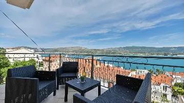 Trogir 1-Bedroom Apartment for 3 with Sea View