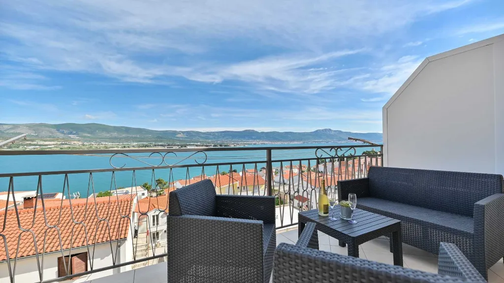 Trogir 1-Bedroom Apartment for 3 with Sea View
