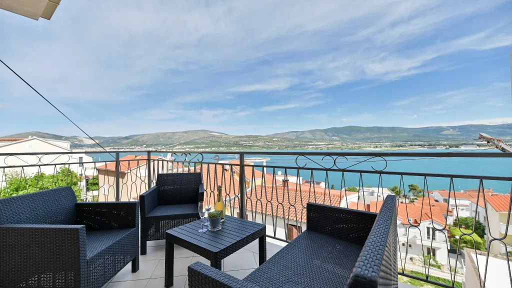 Trogir 1-Bedroom Apartment for 3 with Sea View