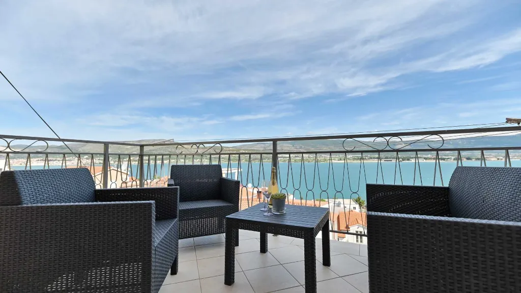 Trogir 1-Bedroom Apartment for 3 with Sea View