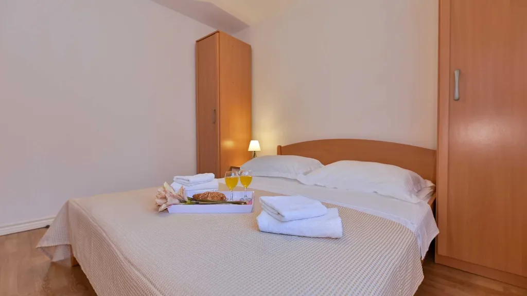 Balcony Sea-View Apartment for 3 in Trogir