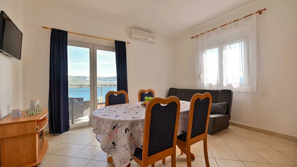 Balcony Sea-View Apartment for 3 in Trogir