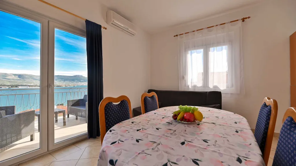 Balcony Sea-View Apartment for 3 in Trogir