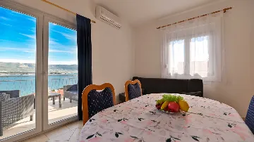 Balcony Sea-View Apartment for 3 in Trogir
