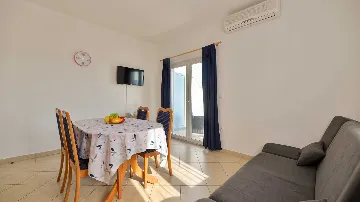 Balcony Sea-View Apartment for 3 in Trogir