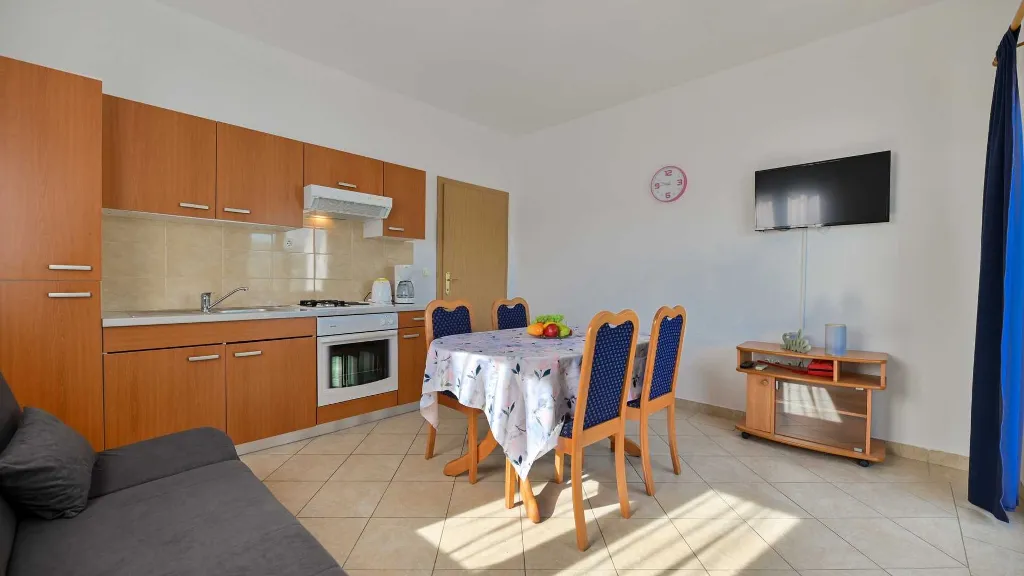 Balcony Sea-View Apartment for 3 in Trogir