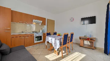 Balcony Sea-View Apartment for 3 in Trogir