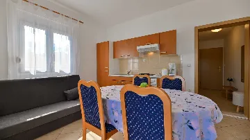 Balcony Sea-View Apartment for 3 in Trogir