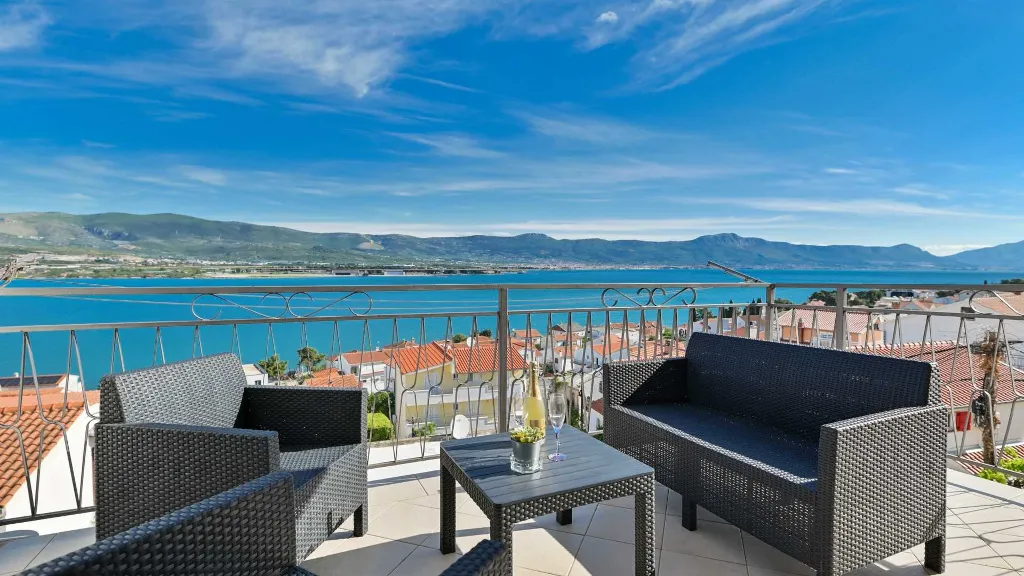 Balcony Sea-View Apartment for 3 in Trogir