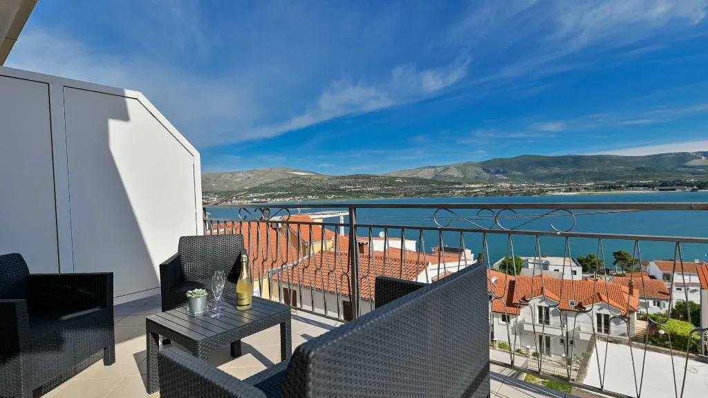 Balcony Sea-View Apartment for 3 in Trogir