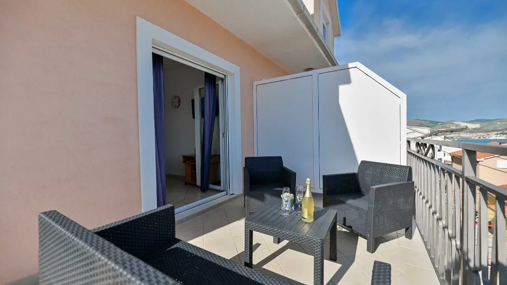 Balcony Sea-View Apartment for 3 in Trogir