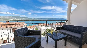 Trogir Holiday House with Sea-View Apartments