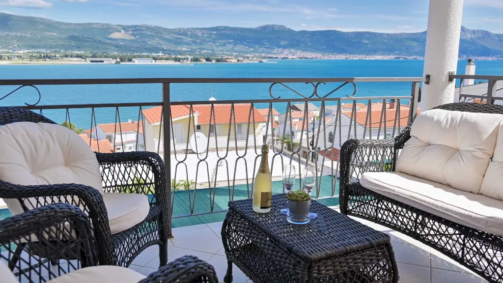 Trogir Holiday House with Sea-View Apartments