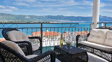 Trogir Holiday House with Sea-View Apartments