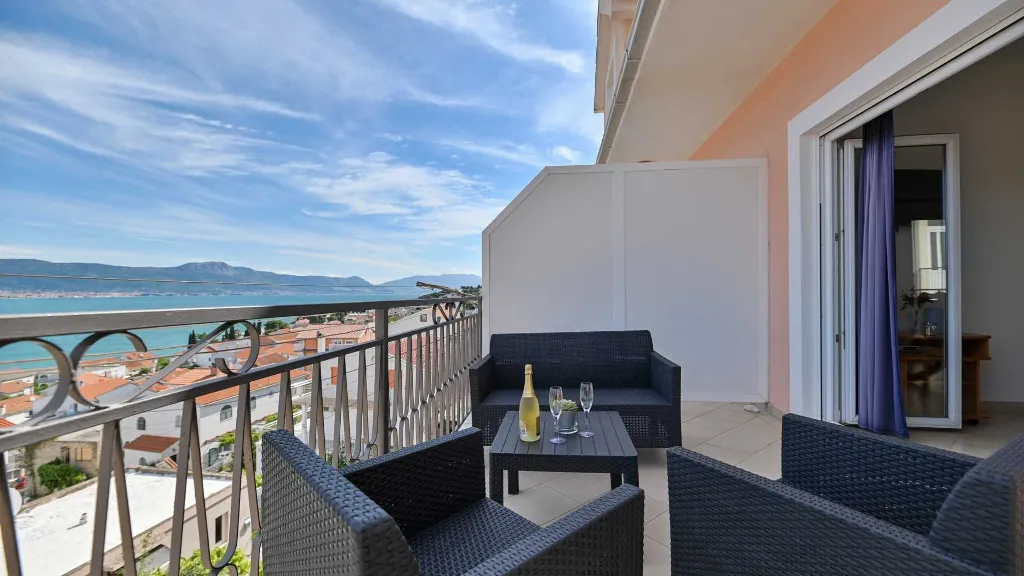 Trogir Holiday House with Sea-View Apartments