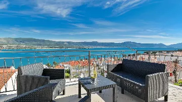 Trogir Holiday House with Sea-View Apartments
