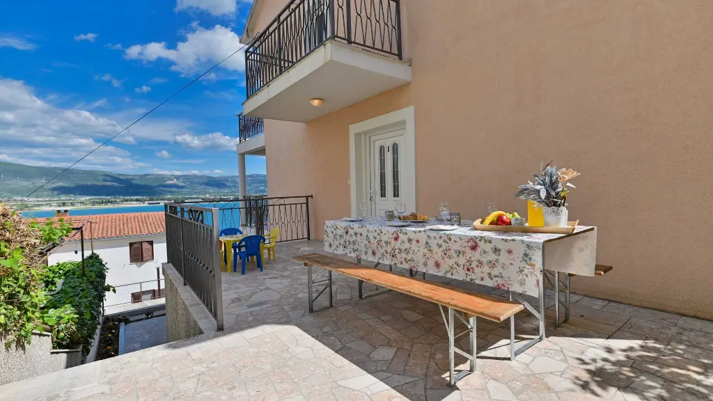 Trogir Holiday House with Sea-View Apartments