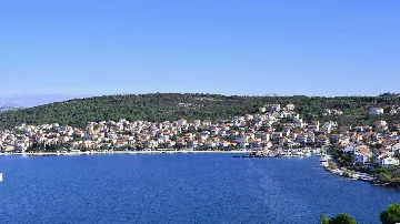 3-Bedroom Apartment with Sea-View Terrace in Okrug Gornji