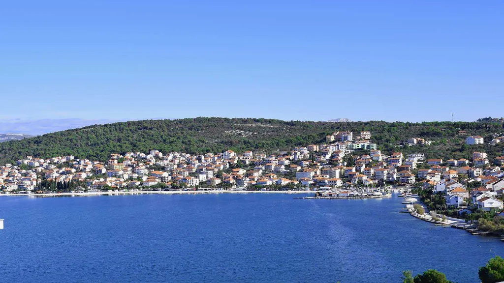 3-Bedroom Apartment with Sea-View Terrace in Okrug Gornji