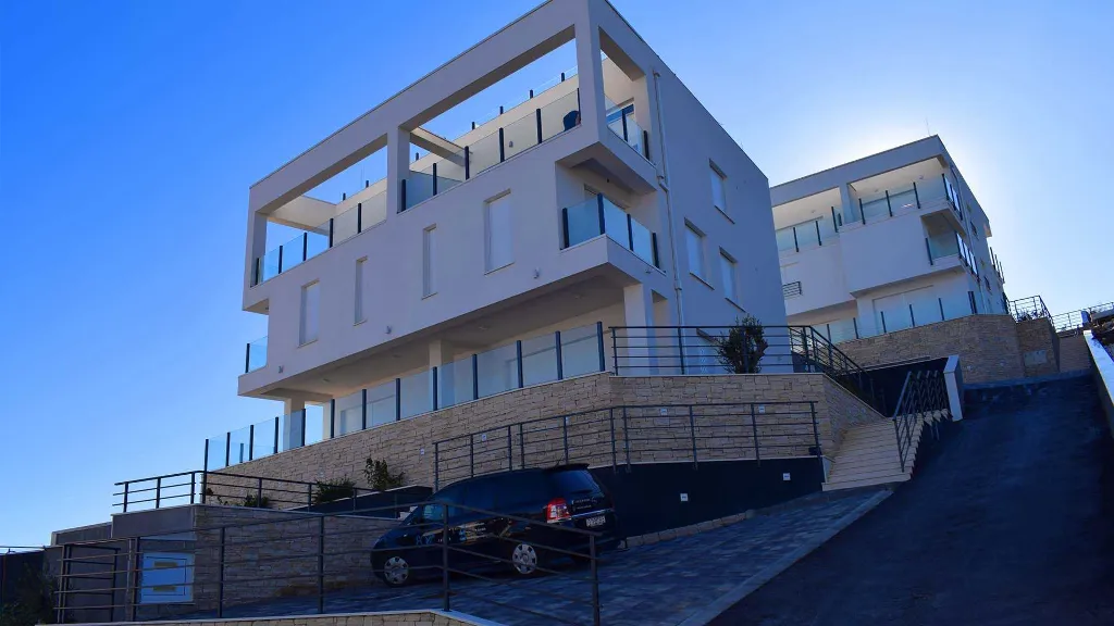 3-Bedroom Apartment with Sea-View Terrace in Okrug Gornji