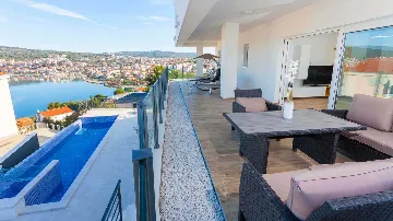 3-Bedroom Apartment with Sea-View Terrace in Okrug Gornji