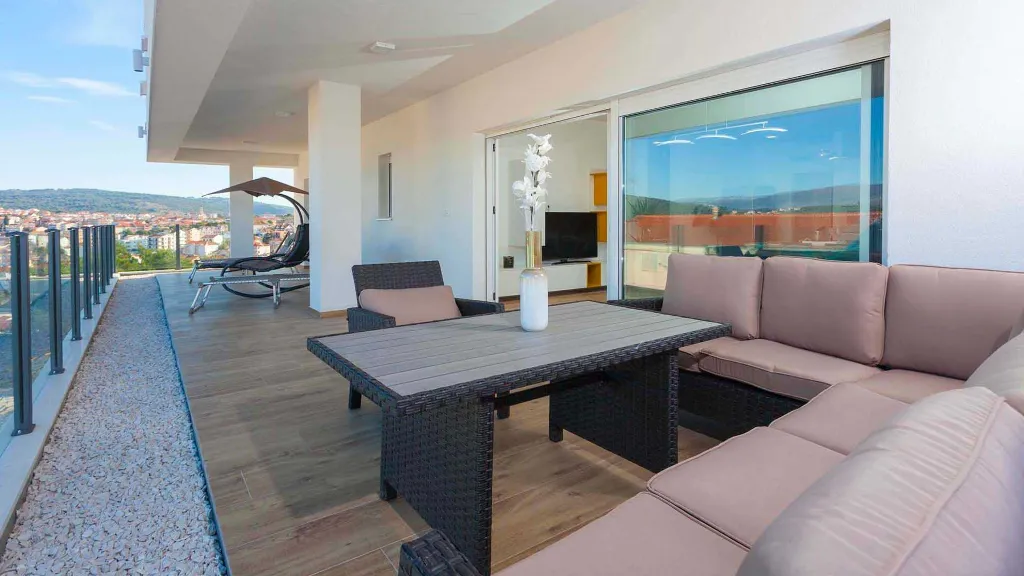 3-Bedroom Apartment with Sea-View Terrace in Okrug Gornji