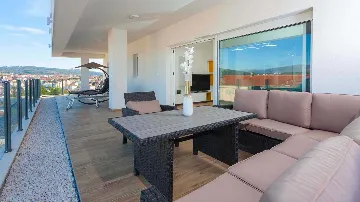 3-Bedroom Apartment with Sea-View Terrace in Okrug Gornji