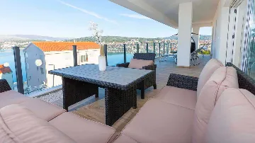 3-Bedroom Apartment with Sea-View Terrace in Okrug Gornji