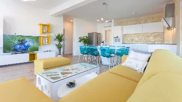 3-Bedroom Apartment with Sea-View Terrace in Okrug Gornji