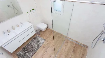 3-Bedroom Apartment with Sea-View Terrace in Okrug Gornji